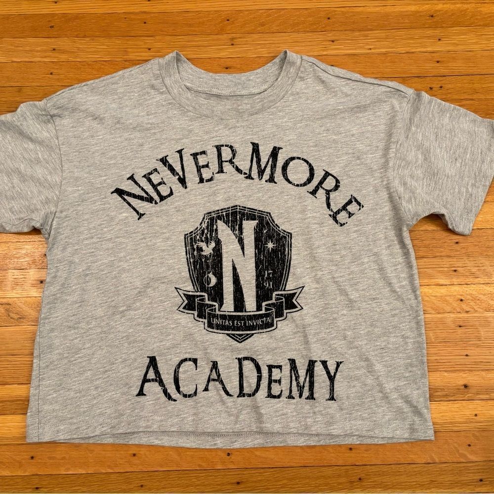 Wednesday Addams Netflix Nevermore Academy grey short sleeve crop tee shirt NWOT